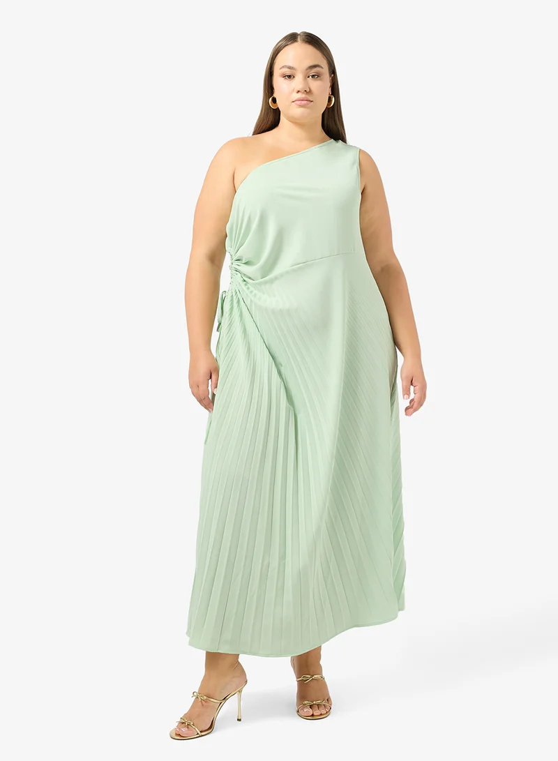 جينجر بلس فستان بكتف واحد بتفاصيل ثنيات وقصة